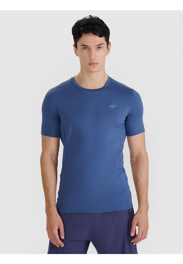 4f - 4F Koszulka do biegania slim szybkoschnąca męska - granatowa M. Kolor: niebieski. Materiał: dzianina, materiał, syntetyk, włókno, elastan. Długość rękawa: krótki rękaw. Długość: krótkie. Wzór: jednolity, gładki, ze splotem. Sport: bieganie, fitness