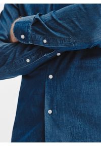 Pako Lorente - PAKO LORENTE - Niebieska koszula jeansowa. Typ kołnierza: kołnierzyk włoski. Kolor: niebieski. Materiał: jeans. Długość rękawa: długi rękaw. Długość: długie. Wzór: gładki #6