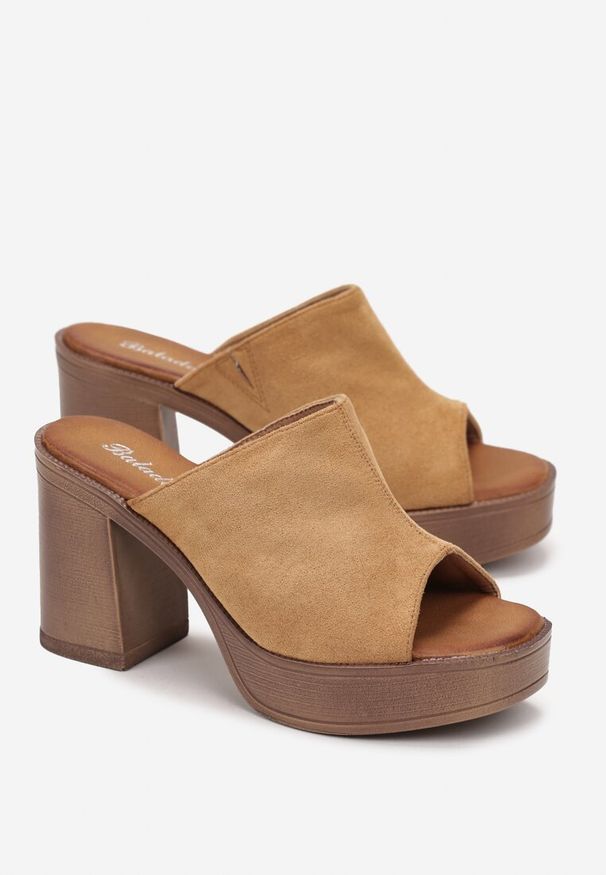 Renee - Brązowe Klapki z Szerokim Paskiem na Słupku w Stylu Drewniaków Sabirah. Kolor: brązowy. Obcas: na słupku. Styl: boho