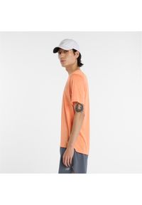 Koszulka męska New Balance MT41253AAE – pomarańczowa. Kolor: pomarańczowy. Materiał: poliester, materiał. Sport: fitness #5