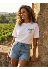 Sinsay - Bawełniana koszulka z nadrukiem na plecach - biały. Kolor: biały. Materiał: bawełna. Wzór: nadruk #1