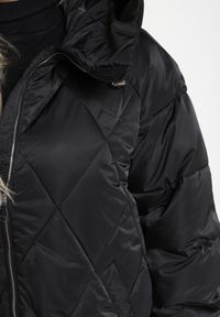 Born2be - Czarna Pikowana Kurtka z Rozcięciami na Napy i z Kapturem ze Ściągaczami Letamira. Okazja: na co dzień. Typ kołnierza: kaptur. Kolekcja: plus size. Kolor: czarny. Materiał: jeans. Długość rękawa: długi rękaw. Długość: długie. Styl: elegancki, casual #7