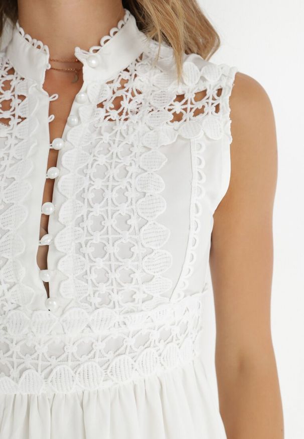 Born2be - Biała Sukienka Ashiriel. Typ kołnierza: kołnierzyk stójkowy. Kolor: biały. Długość rękawa: na ramiączkach. Wzór: ażurowy, aplikacja. Styl: boho, klasyczny. Długość: mini