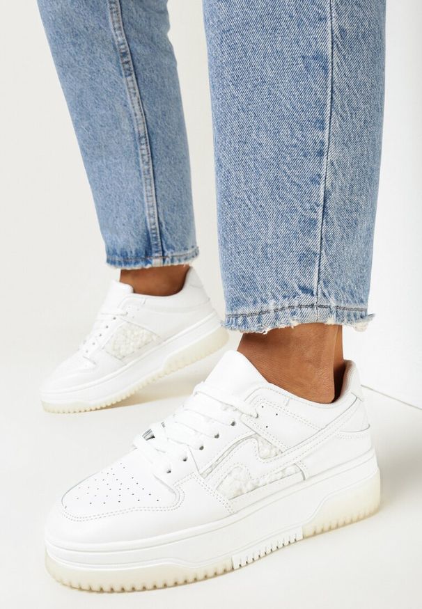 Born2be - Białe Sneakersy Ozdobione Futerkiem Verinne. Okazja: na co dzień. Nosek buta: okrągły. Zapięcie: sznurówki. Kolor: biały. Szerokość cholewki: normalna. Wzór: aplikacja. Materiał: futro. Obcas: na obcasie. Wysokość obcasa: niski