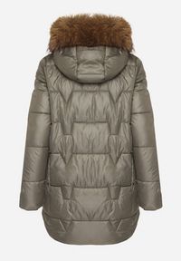 Born2be - Zielona Pikowana Kurtka z Kapturem z Odpinanym Futerkiem Galiara. Okazja: na co dzień, na spacer. Typ kołnierza: kaptur. Kolor: zielony. Materiał: futro. Styl: casual, elegancki #3