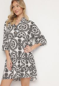 Born2be - Biało-Czarna Bawełniana Sukienka Rozkloszowana z Guzikami Janisse. Okazja: na co dzień. Kolor: czarny. Materiał: bawełna. Typ sukienki: proste, rozkloszowane. Styl: elegancki, casual, klasyczny #1