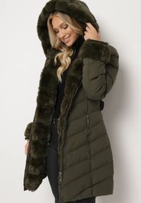 Born2be - Ciemnozielona Pikowana Kurtka Zimowa z Paskiem i Futerkowymi Obszyciami z Możliwością Odpięcia Hedirra. Okazja: na co dzień. Kolor: zielony. Materiał: jeans. Sezon: zima. Styl: casual, elegancki #7