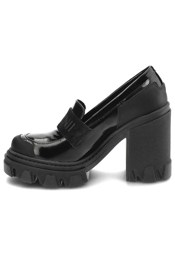 Czarne Półbuty Carinii Modne Skórzane Buty Damskie. Okazja: na spotkanie biznesowe, na co dzień, na randkę. Zapięcie: bez zapięcia. Kolor: czarny. Materiał: skóra. Szerokość cholewki: normalna. Obcas: na obcasie. Styl: biznesowy, casual, elegancki. Wysokość obcasa: średni