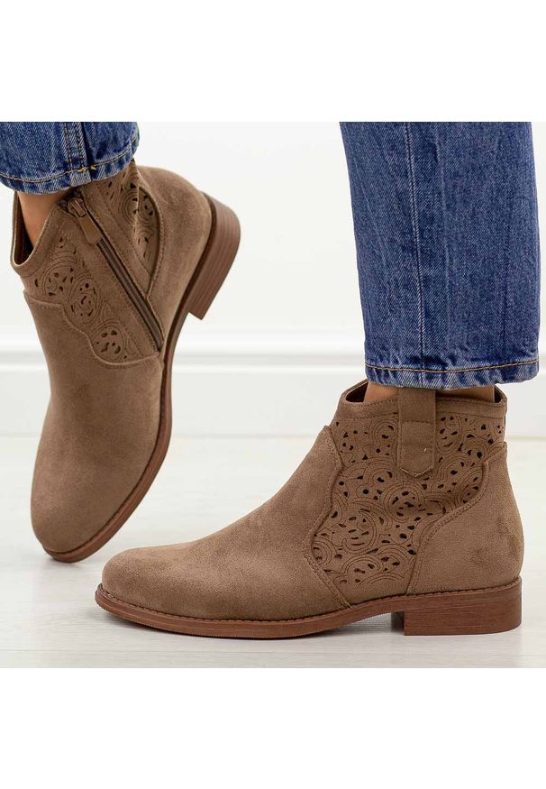 Coffee zamszowe ażurowe botki damskie S.Barski 8019. Okazja: na co dzień. Nosek buta: okrągły. Szerokość cholewki: normalna. Wzór: ażurowy. Materiał: zamsz. Sezon: wiosna, jesień, lato. Obcas: na obcasie. Styl: casual, elegancki, klasyczny. Wysokość obcasa: niski