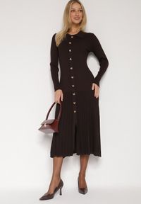 Born2be - Brązowa Wiskozowa Sukienka Sweterkowa z Guzikami Zozaria. Okazja: na co dzień. Kolor: brązowy. Materiał: wiskoza. Typ sukienki: proste. Styl: casual, elegancki, klasyczny #7