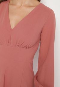 Born2be - Różowa Rozkloszowana Sukienka Koktajlowa z Bufiastymi Rękawami i Rozcięciem na Nogę Erqellia. Okazja: na imprezę. Typ kołnierza: dekolt w serek. Kolor: różowy. Styl: wizytowy #2