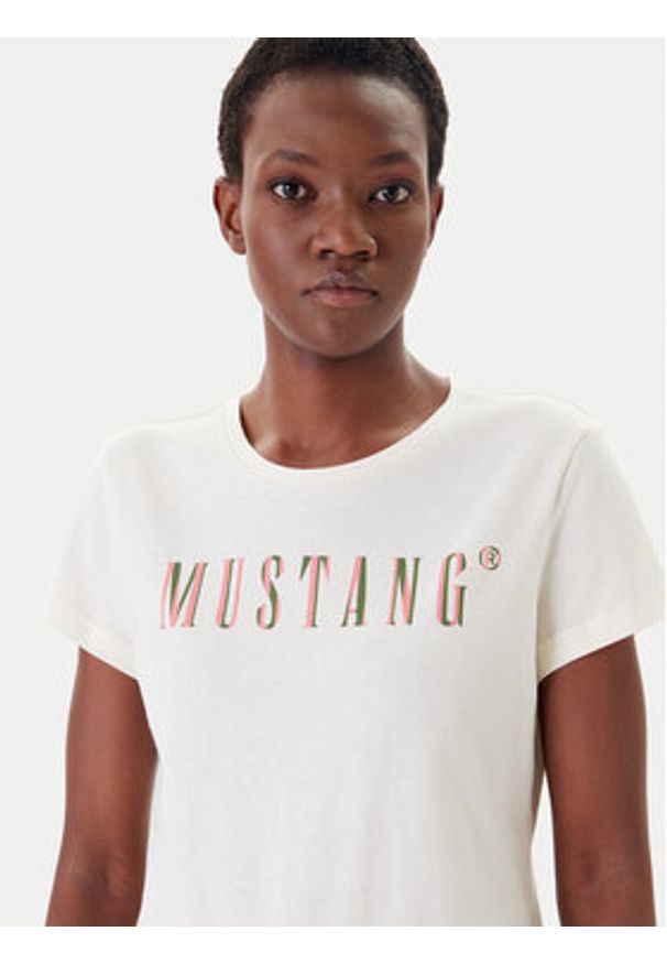Mustang T-Shirt Loa 1016146 Écru Slim Fit. Kolor: kremowy. Materiał: bawełna