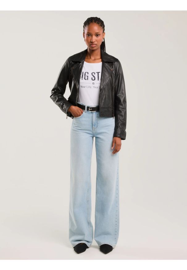 Big-Star - Koszulka damska o klasycznym kroju biała Brunona 101. Okazja: na co dzień. Kolor: biały. Materiał: dzianina, bawełna, jeans. Wzór: napisy, nadruk. Styl: klasyczny