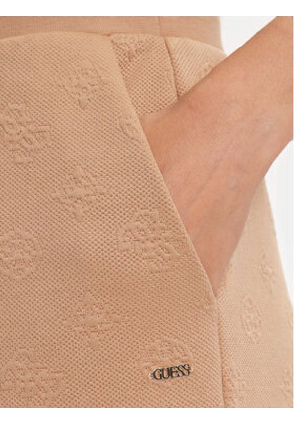 Guess Spodnie dresowe V5YB19 KBSL2 Beżowy Regular Fit. Kolor: beżowy. Materiał: syntetyk