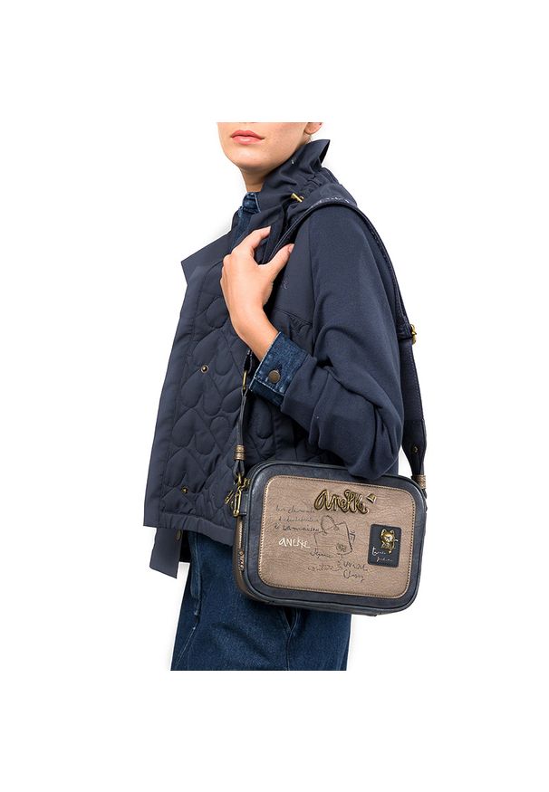 Brązowa Torebka Anekke Stylowa Listonoszka Damska. Kolor: brązowy. Wzór: aplikacja, haft. Dodatki: z haftem. Materiał: zdobione. Styl: elegancki. Rodzaj torebki: na ramię