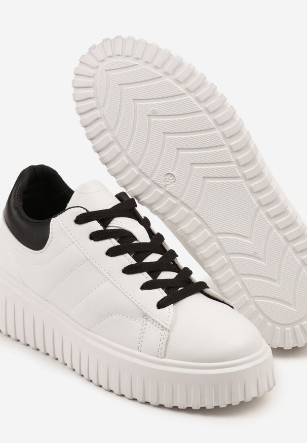 Born2be - Biało-Czarne Sneakersy na Grubej Tłoczonej Podeszwie Zdivila. Kolor: biały. Materiał: jeans