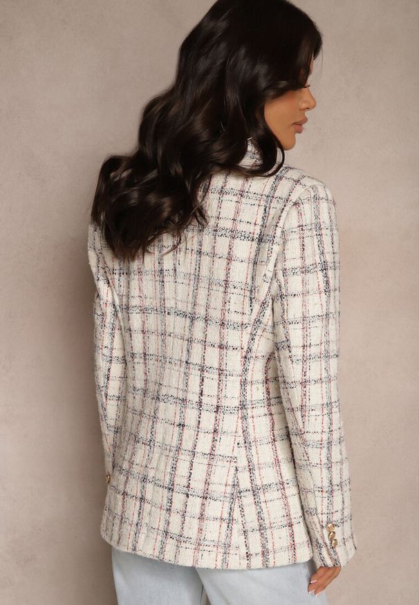 Renee - Biała Dwurzędowa Marynarka z Błyszczącą Nicią i Poduszkami na Ramionach Elilona. Kolor: biały. Materiał: dzianina. Długość rękawa: długi rękaw. Długość: długie. Styl: klasyczny