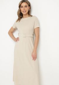 Born2be - Beżowa Rozkloszowana Sukienka Ozdobiona Paskiem Desianna. Okazja: na co dzień. Kolor: beżowy. Wzór: aplikacja. Typ sukienki: proste. Styl: casual, klasyczny, elegancki #6