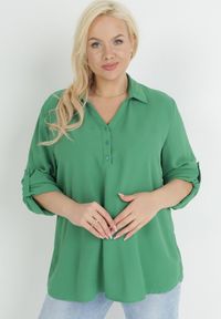 Born2be - Zielona Bluzka z Kołnierzykiem Paladia. Kolekcja: plus size. Kolor: zielony. Długość rękawa: długi rękaw. Długość: długie. Wzór: gładki. Styl: elegancki #3