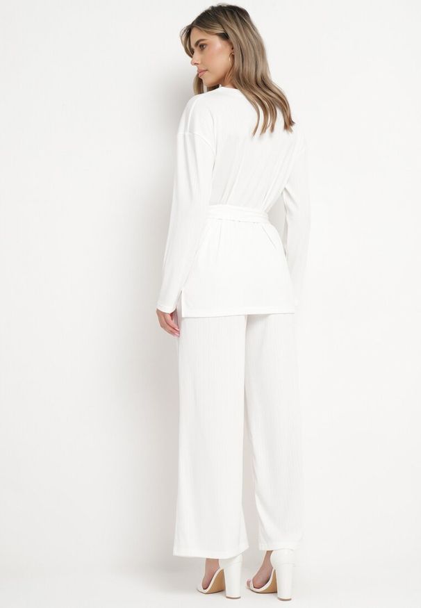 Born2be - Biały Komplet z Spodnie Prostymi Nogawkami i Bluzka z Paskiem Carenesa. Kolor: biały