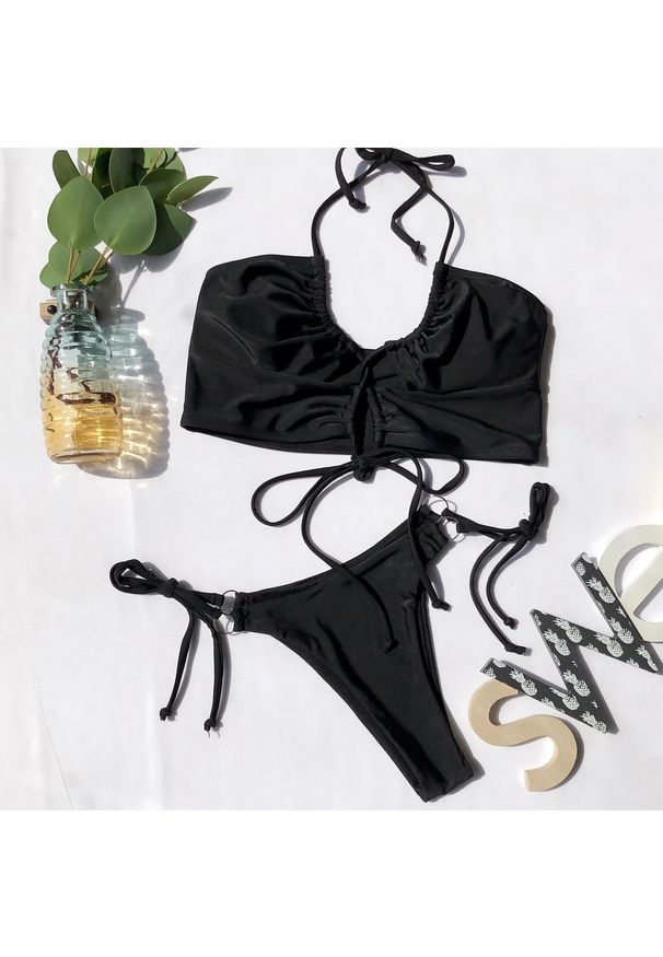 Intica - Bikini z usztywnianym topem i praktycznym dołem na plażę Pompilia. Kolor: czarny. Materiał: materiał