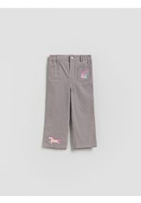 Reserved - Sztruksowe spodnie z nadrukiem - jasnoszary. Kolor: szary. Materiał: sztruks. Wzór: nadruk #1