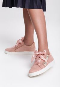 Renee - Różowe Sneakersy Margarett. Kolor: różowy. Materiał: satyna, skóra. Obcas: na płaskiej podeszwie #7