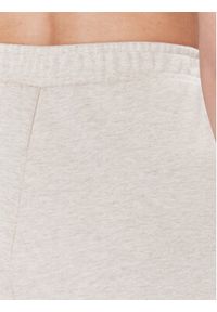 Guess Spodnie dresowe Allycia V4RB04 KC3D2 Beżowy Regular Fit. Kolor: beżowy. Materiał: syntetyk, bawełna