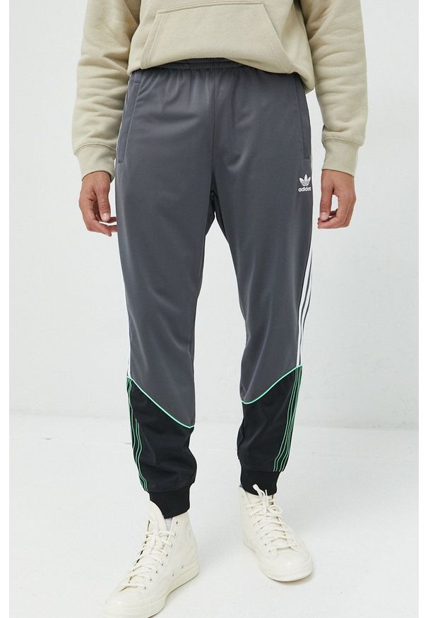adidas Originals spodnie dresowe męskie kolor szary z aplikacją. Kolor: szary. Materiał: dresówka. Wzór: aplikacja
