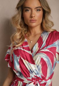 Renee - Różowa Kopertowa Sukienka z Wiskozy z Wiązanym Paskiem w Roślinny Print Arivane. Okazja: na co dzień. Kolor: różowy. Materiał: wiskoza. Wzór: nadruk. Typ sukienki: kopertowe. Styl: klasyczny, casual