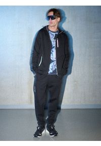 4f - 4F Spodnie dresowe joggery męskie - czarne M. Kolor: czarny. Materiał: dresówka. Wzór: gładki #1