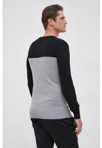 Guess Sweter z domieszką wełny męski kolor czarny. Okazja: na co dzień. Kolor: czarny. Materiał: wełna. Długość rękawa: długi rękaw. Długość: długie. Styl: casual