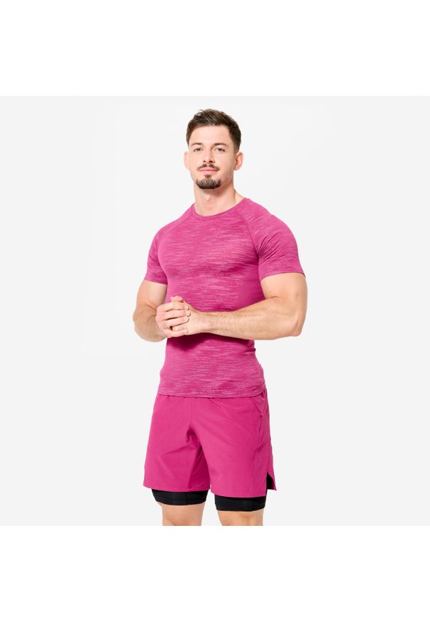 DOMYOS - Koszulka kompresyjna męska Domyos krótki rękaw. Kolor: fioletowy, wielokolorowy, różowy. Materiał: poliester, poliamid, materiał, elastan. Długość rękawa: krótki rękaw. Długość: krótkie