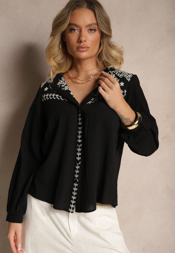 Renee - Czarna Bawełniana Koszula Boho z Haftowanym Wzorem Gonniva. Okazja: na co dzień. Typ kołnierza: kołnierzyk stójkowy. Kolor: czarny. Materiał: bawełna. Długość: długie. Wzór: haft. Styl: boho