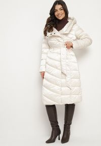 Born2be - Jasnobeżowa Pikowana Kurtka z Asymetrycznym Zapięciem i Kapturem Wiązana w Talii Tilita. Okazja: na co dzień. Kolor: beżowy. Materiał: jeans. Styl: klasyczny, casual, elegancki #1