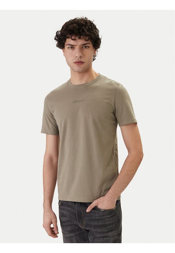 Guess T-Shirt Z6GI06 K2847 Khaki Regular Fit. Kolor: brązowy. Materiał: bawełna