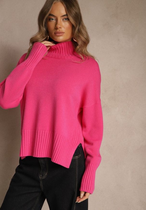 Renee - Fuksjowy Gładki Golf Casual Ralloria. Okazja: na co dzień. Typ kołnierza: golf. Kolor: różowy. Materiał: jeans, prążkowany. Długość rękawa: długi rękaw. Długość: długie. Wzór: gładki. Styl: casual
