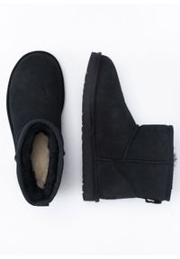 Ugg - UGG W Classic Mini II Buty zimowe damskie. Okazja: na plażę. Kolor: czarny. Materiał: materiał. Sezon: zima. Styl: młodzieżowy
