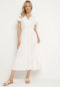 Born2be - Jasnobeżowa Sukienka o Rozkloszowanym Kroju z Kopertowym Dekoltem i Gumką w Talii Reiliana. Okazja: na imprezę, na co dzień. Typ kołnierza: dekolt kopertowy. Kolor: beżowy. Typ sukienki: kopertowe. Styl: elegancki, casual #1