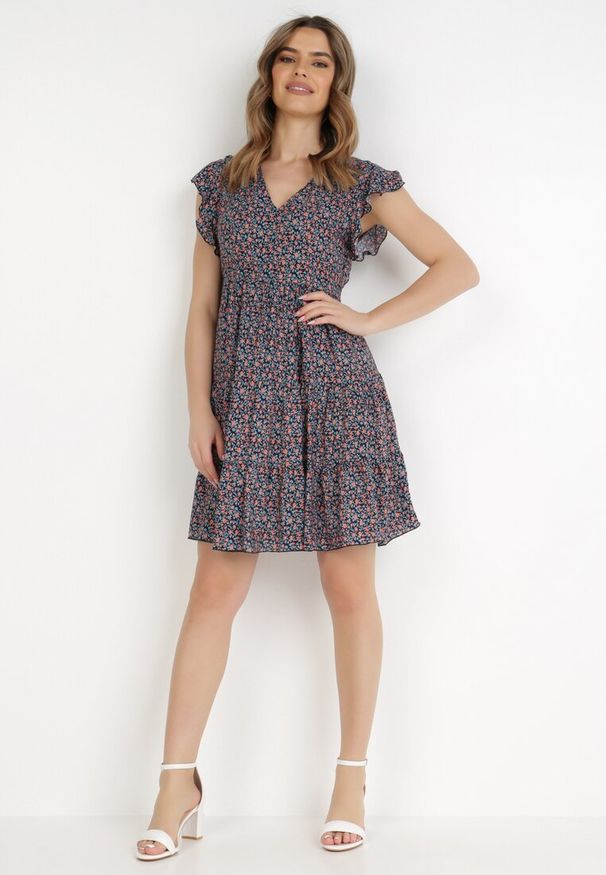 Born2be - Granatowa Sukienka Diomanassa. Typ kołnierza: dekolt w serek. Kolor: niebieski. Materiał: tkanina. Wzór: nadruk, kwiaty. Sezon: wiosna, lato. Długość: mini