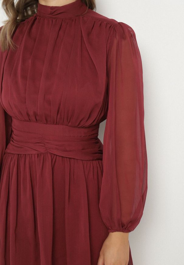 Born2be - Bordowa Sukienka Rozkloszowane ze Stójką Marszczeniami i Transparentnymi Ramionami Belabria. Okazja: na co dzień. Typ kołnierza: kołnierzyk stójkowy. Kolor: czerwony. Typ sukienki: rozkloszowane. Styl: casual, klasyczny