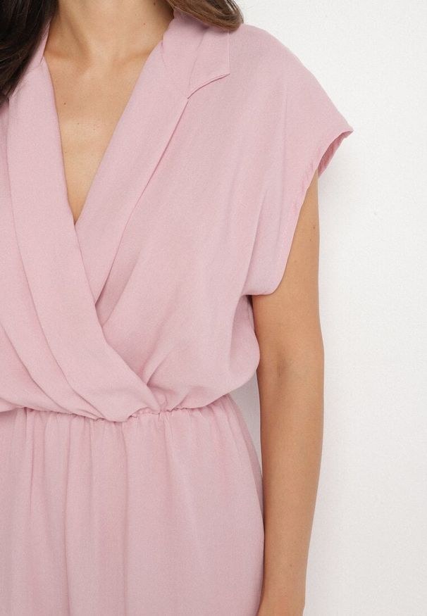 Born2be - Różowy Kombinezon z Krótkimi Nogawkami i Kopertowym Dekoltem z Wiskozy Polisse. Kolor: różowy. Materiał: wiskoza. Długość: krótkie. Sezon: wiosna, lato