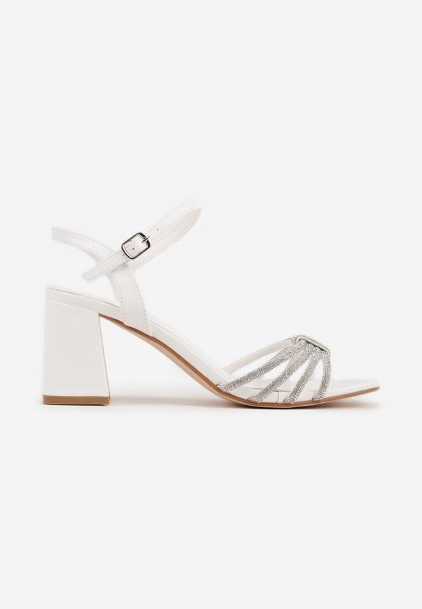 Renee - Białe Sandały Ozdobione Paskami z Cyrkoniami i Kwadratowym Obcasie Zitalia. Okazja: na co dzień. Zapięcie: pasek. Kolor: biały. Materiał: jeans. Wzór: aplikacja. Obcas: na obcasie. Styl: casual. Wysokość obcasa: średni