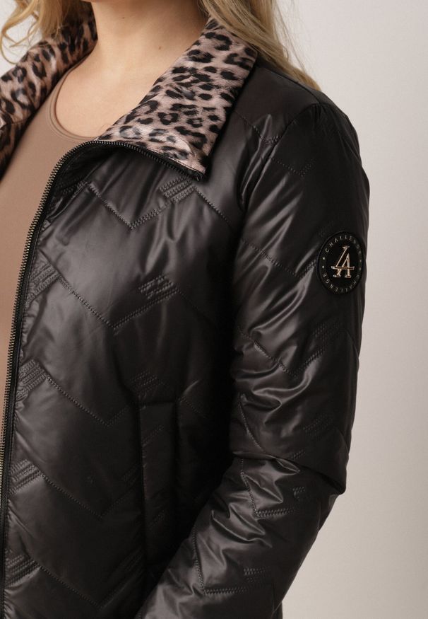 Born2be - Czarna Dwustronna Kurtka Pikowana Ozdobiona Naszywką i Panterką Nemopis. Okazja: na co dzień. Kolor: czarny. Materiał: jeans. Wzór: motyw zwierzęcy, aplikacja. Styl: casual