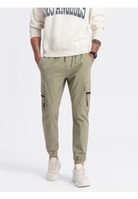 Ombre Clothing - Męskie spodnie JOGGERY z zapinanymi kieszeniami cargo - khaki V1 OM-PAJO-0125 - XXL. Okazja: na co dzień. Kolor: brązowy. Materiał: elastan, bawełna. Wzór: aplikacja. Styl: casual #7