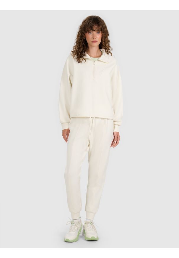 4f - 4F Bluza dresowa nierozpinana bez kaptura damska - beżowa XS. Okazja: na co dzień. Typ kołnierza: bez kaptura. Kolor: beżowy. Materiał: dresówka. Wzór: gładki, ze splotem. Styl: klasyczny, sportowy, casual. Sport: fitness
