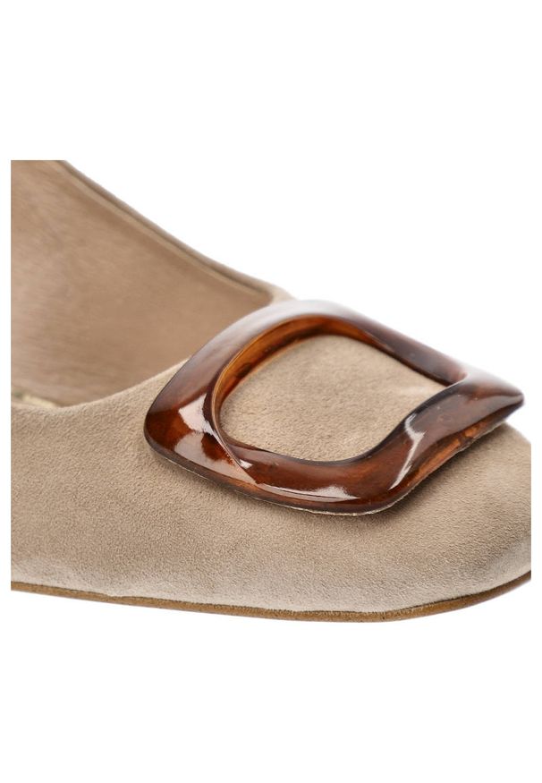 Beżowe Czółenka Espirito Damskie Eleganckie Obuwie. Okazja: na co dzień. Kolor: beżowy. Materiał: skóra, zamsz. Szerokość cholewki: normalna. Wzór: aplikacja. Obcas: na obcasie. Styl: elegancki. Wysokość obcasa: średni