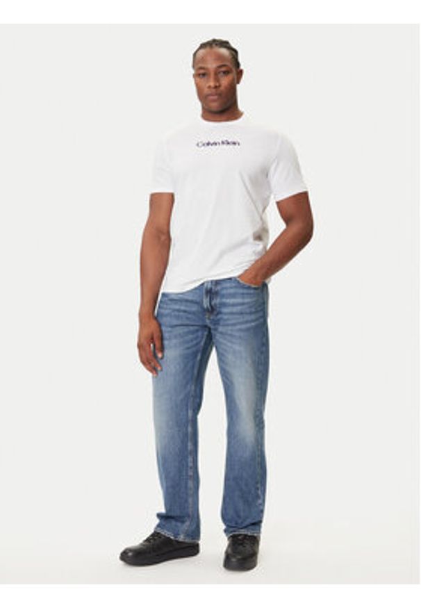 Calvin Klein Jeans T-Shirt Glitched Logo LV04RC858G Biały Regular Fit. Kolor: biały. Materiał: bawełna