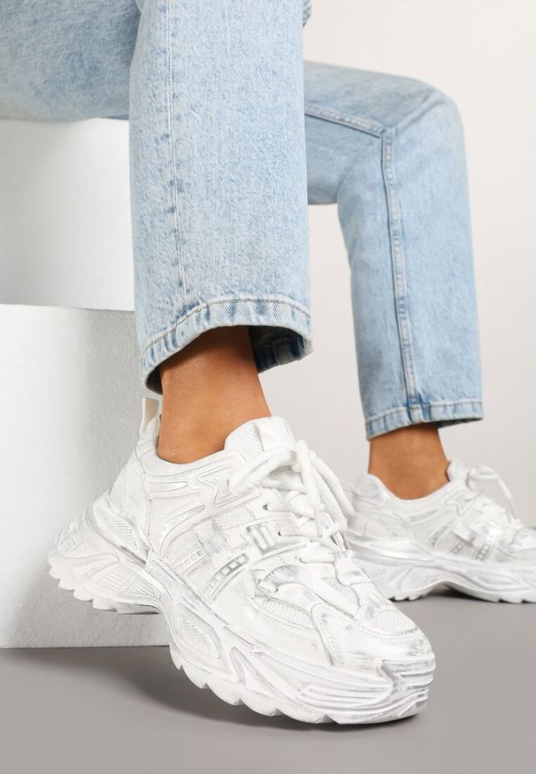 Renee - Białe Sneakersy na Platformie z Tłoczonym Wzorem Larrisna. Okazja: na co dzień. Kolor: biały. Materiał: jeans. Obcas: na platformie