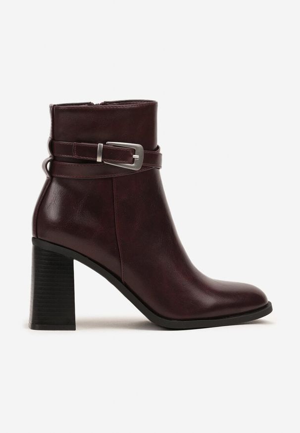 Renee - Bordowe Botki na Słupku z Metaliczną Klamrą Fesanna. Okazja: na co dzień. Zapięcie: klamry. Kolor: czerwony. Materiał: jeans. Obcas: na słupku. Styl: casual, elegancki